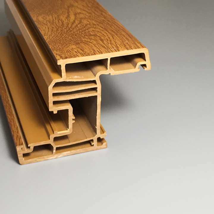 Le PVC de couleur en bois profile la fenêtre et la porte en plastique d'aluminium stratifiée par chêne d'or de l'aluminium UPVC